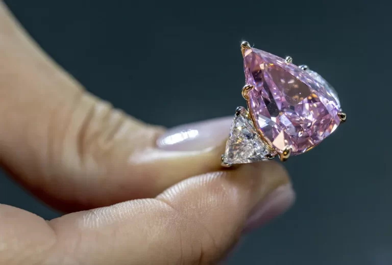Diamante rosa é leiloado por mais de 28 milhões de dólares