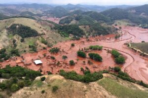 Desastre causado pelo rompimento da barragem de Fundao em Mariana Minas Gerais. Imagem Corpo de Bombeiros de Minas Gerais.