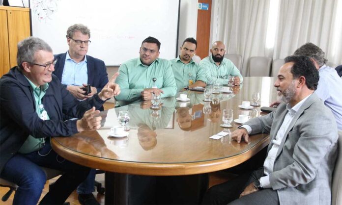 Presidente e vice do Conselho de Administração da mineradora conheceram detalhes do Programa Itabira sustentável em reunião no gabinete do prefeito