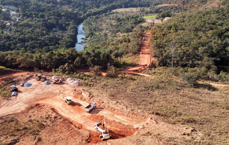 Obra em estrada de cerca de 10 km na divisa dos municípios é demanda antiga da comunidade e passa por trabalhos de terraplanagem e topografia