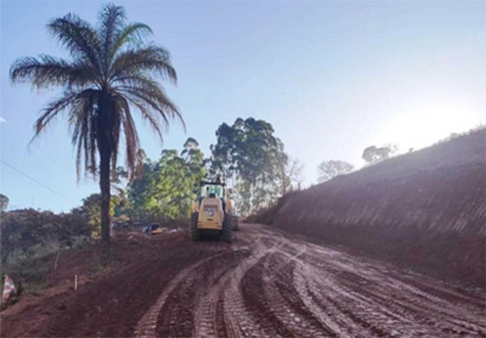 Obras contemplam 8 km do Morro do Tatu, entre a sede do município e a MG 10; Mineradora também investe em outras obras de infraestrutura viária na região