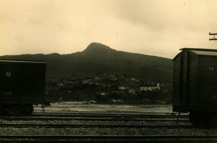 1- Arquivo Público Mineiro - Vista de Itabira a partir da Vila Paciência Exploração do minério de ferro na Itabira do Mato Dentro surgiu como alternativa à exaustão da extração do ouro no Século XIX; Vocação minerária se consolidou com a fundação da Companhia Vale do Rio Doce