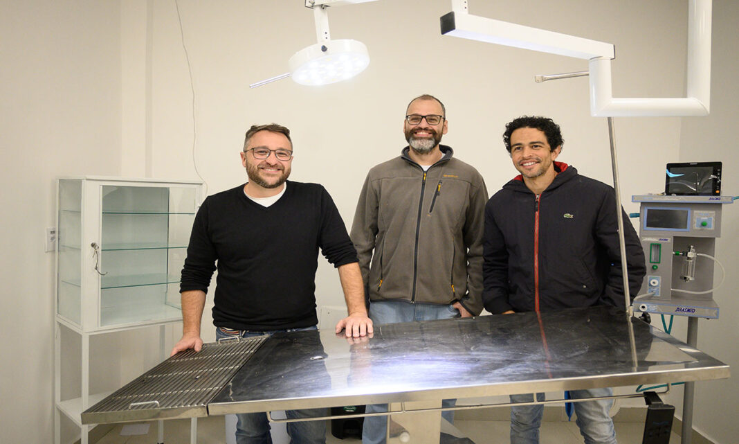 Roger Limonge, Paulo Lanza e Anderson Fernandes fundaram em Itabira o Hospital Veterinário Popular, espaço que funciona 24 horas dedicado aos pets