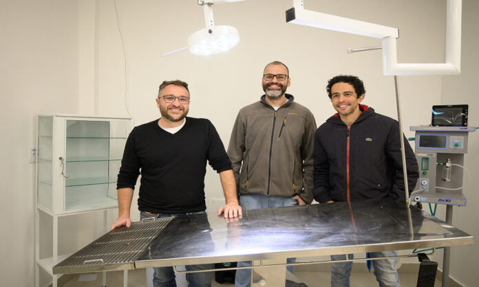 2 Roger Limonge, Paulo Lanza e Anderson Fernandes fundaram em Itabira o Hospital Veterinário Popular, espaço que funciona 24 horas dedicado aos pets