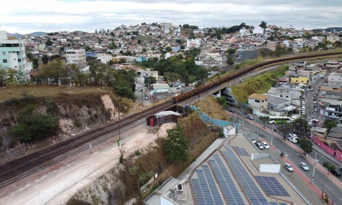 A previsão, conforme divulgado pela própria mineradora, é de que em 2041 não seja mais possível fazer a extração do mineral em Itabira. Isso é extremamente preocupante e, mais do que nos preocupar ou “romantizar” a situação, precisamos de atitudes e pouco se efetivou nas últimas três décadas