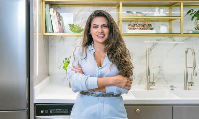 Formada em arquitetura pela Fumec, ela projetou mais de 130 ambientes no último ano, para clientes de sete países; Nas redes sociais, a influencer acumula mais de 1 milhão de seguidores