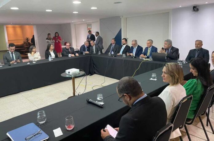 Membros da Frente Parlamentar de Mineração Sustentável se reuniram com o presidente da entidade, Raul Jungmann, para discutir políticas regulatórias e estratégias de mercado do segmento