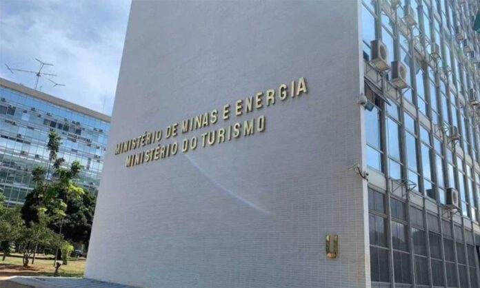 Presidente da Amig e mais 20 prefeitos participam de reunião no Ministério das Minas e Energia para pressionar Governo Federal a salvar a agência que regula o setor