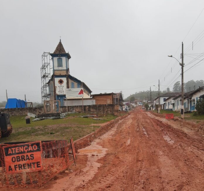 Distrito de Córregos fica ilhado após chuva atingir obras inacabadas em vias importantes