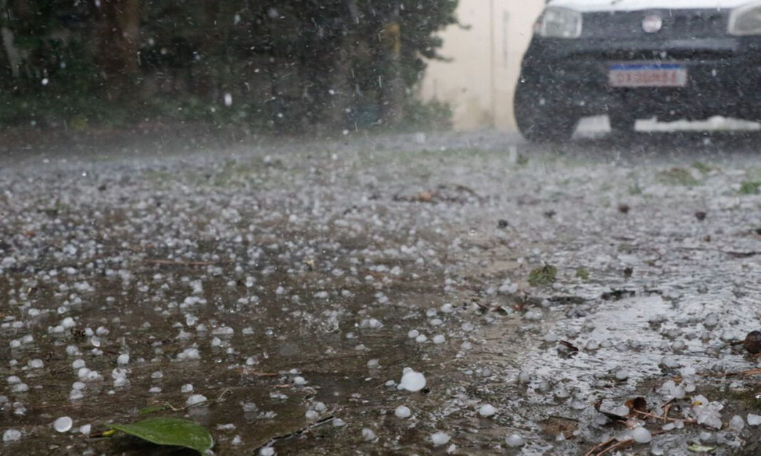 Há previsão de pancadas de chuva com raios, rajadas de vento e possibilidade de granizo para a manhã desta segunda-feira em grande parte do estado
