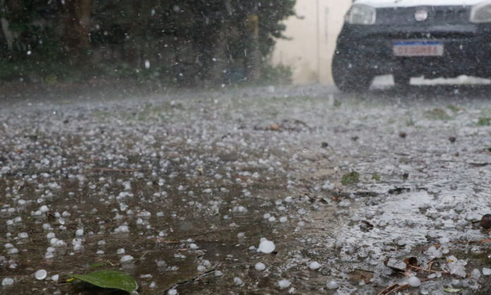 Há previsão de pancadas de chuva com raios, rajadas de vento e possibilidade de granizo para a manhã desta segunda-feira em grande parte do estado