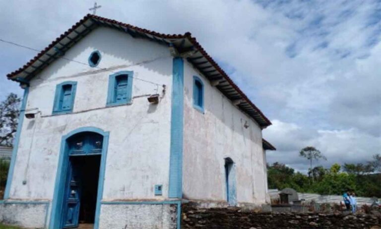 Comunidade ficou impedida de dar manutenção no templo por conta do rompimento da barragem de Fundão e igreja demanda reparos urgentes