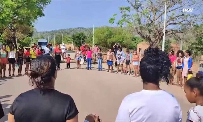 Manifestantes fecham rodovias em várias partes do país e marcham em protesto para Brasília, onde o STF avalia ação contra proposta de mudanças na Legislação sobre demarcação de terras indígenas