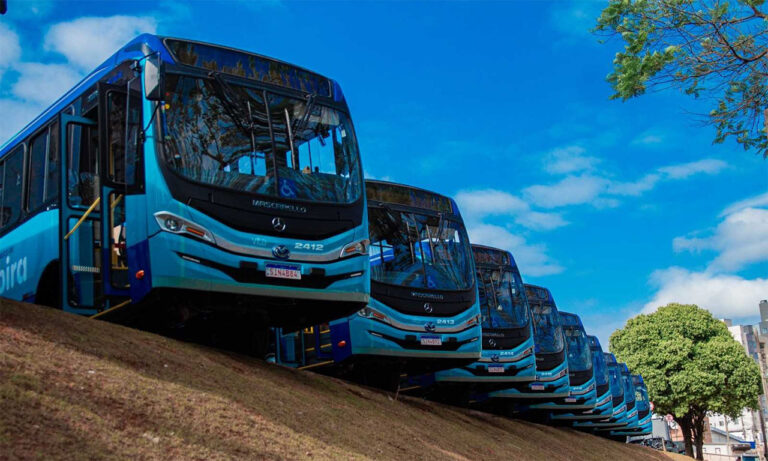 Como parte da política de melhoria do transporte público, Prefeitura entregou 20 novos veículos a concessionária responsável e deverá incorporar mais 15 à frota no ano que vem