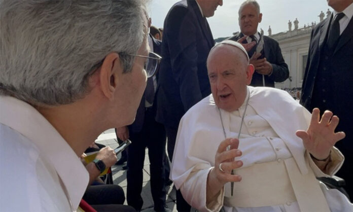Sem Título-2 Pontífice ressalta luta pela liberdade e instinto de pacificação do povo mineiro em encontro com o governador; Papa foi presenteado com artesanato e café especial