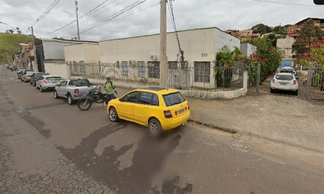 Porta dos fundos foi arrombada e janelas quebradas durante a invasão do prédio; Micro-ondas foi furtado da cozinha do local, que não conta com câmeras de segurança