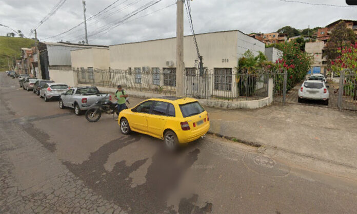 Porta dos fundos foi arrombada e janelas quebradas durante a invasão do prédio; Micro-ondas foi furtado da cozinha do local, que não conta com câmeras de segurança