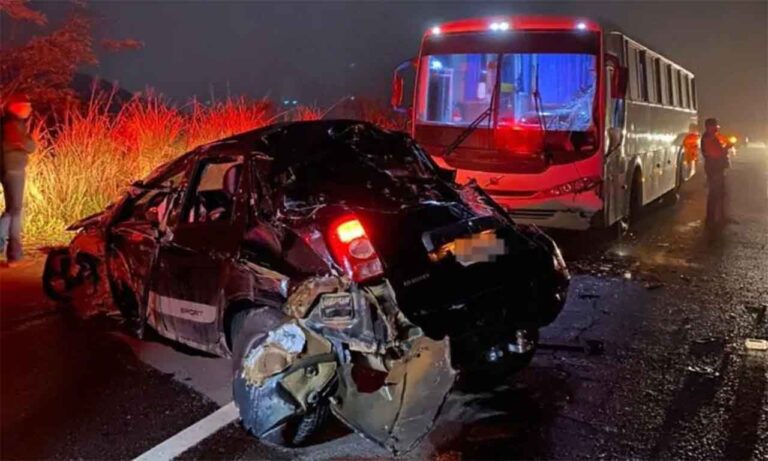 Pela madrugada, veículo de carga fez ultrapassagem proibida e atingiu carro de passeio e ônibus
