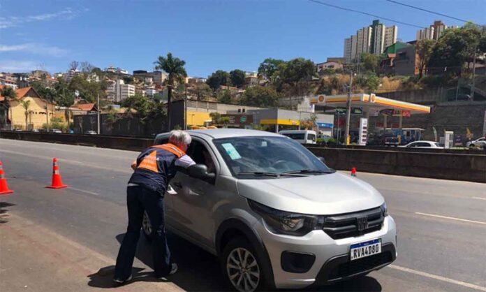 Sem Título-5 Sistema Cadastre Aí permite que usuários recebam alertas de temporais por SMS; Equipes da Cedec distribuem panfletos sobre a campanha e ensinam pessoas a se cadastrarem para usufruir do serviço