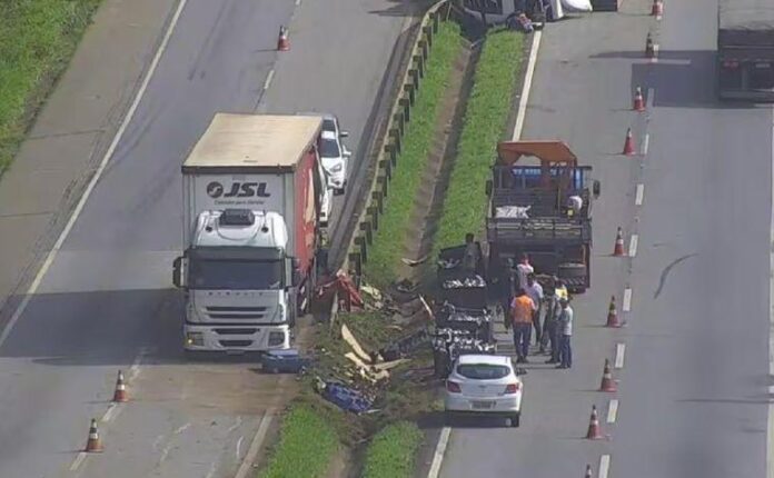 1 Acidentes aconteceram na Região Metropolitana de Belo Horizonte e no Sul de Minas; Colisões e tombamento de carreta deixaram o trânsito fluindo em meia pista