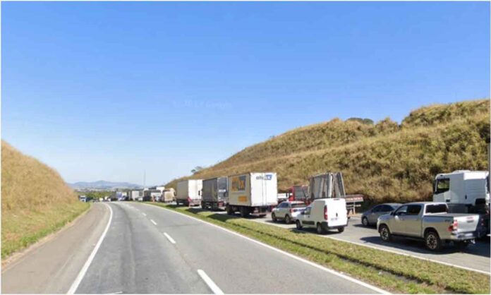 1 Sábado foi marcado por acidentes graves na rodovia; Uma pessoa morreu em capotamento de carreta e família escapou por milagre após ser prensada por dois veículos de carga - BR-381