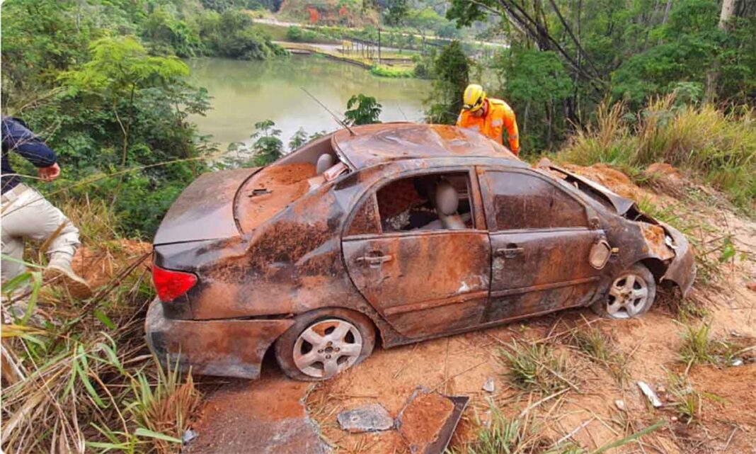 Homem de 61 anos viajava em um carro que despencou de uma ribanceira após capotar na altura do KM 289 da rodovia - Acidente
