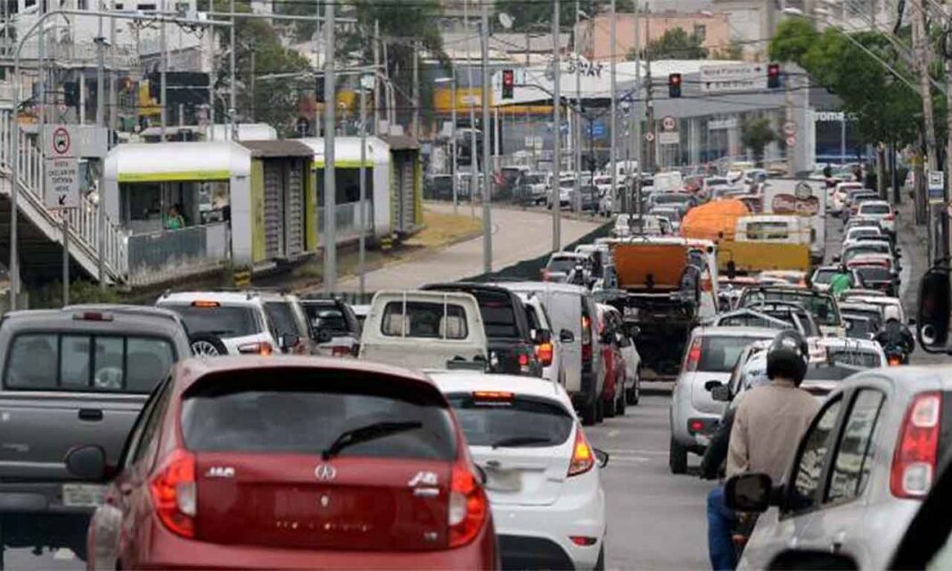 Condutores flagrados sem o CRLV atualizado serão autuados por infração gravíssima, com registro de sete pontos na habilitação, remoção do veículo para um pátio credenciado e multa