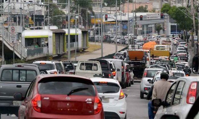 Condutores flagrados sem o CRLV atualizado serão autuados por infração gravíssima, com registro de sete pontos na habilitação, remoção do veículo para um pátio credenciado e multa