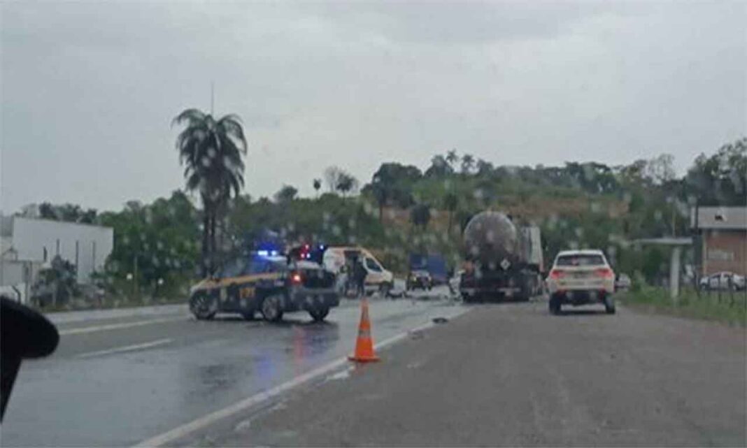 Sem Título-3 Duas pessoas ficaram feridas em acidente envolvendo caminhão tanque e carros de passeio e foram encaminhadas para a Santa casa de Caeté; Outras sete pessoas ficaram feridas em capotamento de veículo na altura de Carmópolis de Minas, na BR-381