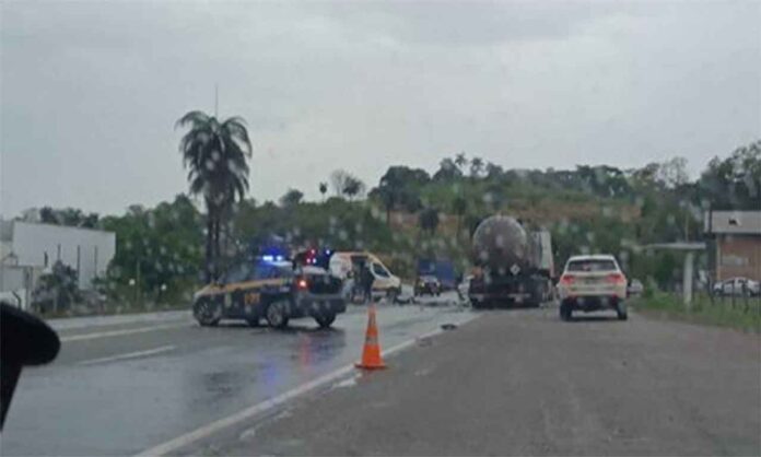 Sem Título-3 Duas pessoas ficaram feridas em acidente envolvendo caminhão tanque e carros de passeio e foram encaminhadas para a Santa casa de Caeté; Outras sete pessoas ficaram feridas em capotamento de veículo na altura de Carmópolis de Minas, na BR-381