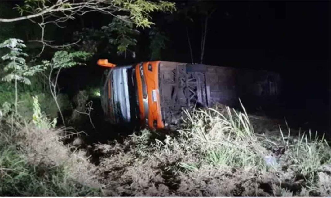 Sem Título-32 Acidente aconteceu na altura de Simão Pereira, na Zona da Mata; Veículo caiu de uma altura de 9 metros e outras quatro pessoas tiveram ferimentos moderados - Acidente/ Ônibus/ BR-040