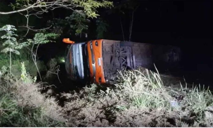 Acidente aconteceu na altura de Simão Pereira, na Zona da Mata; Veículo caiu de uma altura de 9 metros e outras quatro pessoas tiveram ferimentos moderados - Acidente/ Ônibus/ BR-040