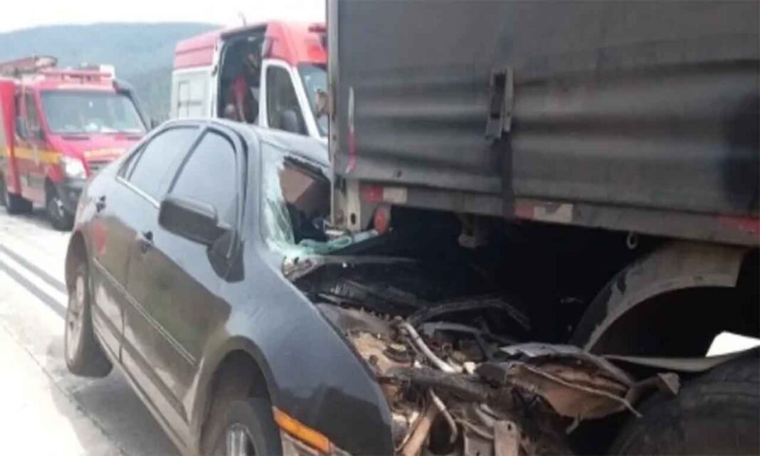 Homem que dirigia sentido Ipatinga perdeu o controle da direção e atingiu traseira de caminhão; Motorista ficou preso às ferragens e faleceu no local