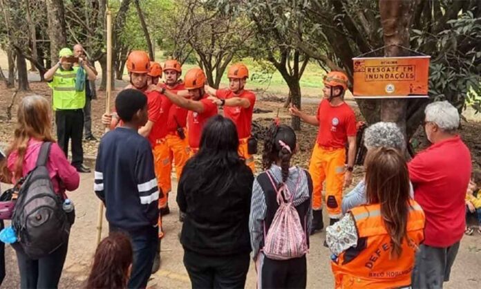 Militares já realizaram 8,3 mil capacitações preventivas contra desastres com moradores de áreas de risco; Corporação atendeu mais de 25 mil ocorrências no estado durante o último período chuvoso - Bombeiros