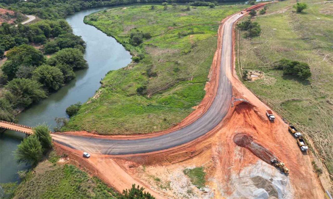 Pavimentação da estrada entre as comunidades de Santa Rita de Pacas e Fernandes faz parte do pacote 