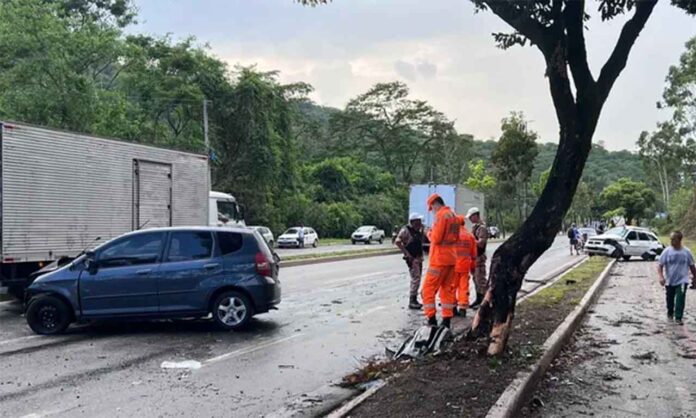 Sem Título-5 Duas colisões ocorreram seguidamente em local conhecido como Morro da Usipa; Um homem ficou ferido e foi levado ao hospital com suspeita de fratura na perna - Mulher morre em acidente na BR-381