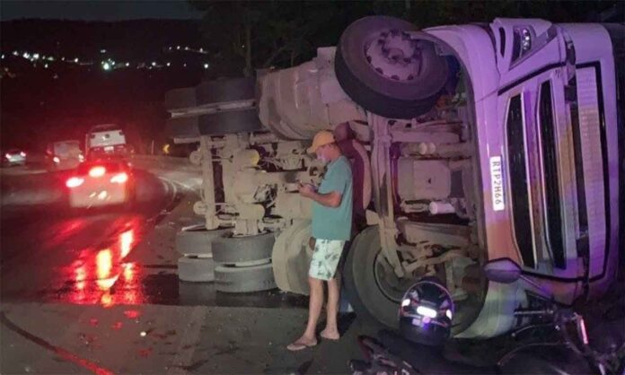 Sem Título-6 Veículo que transportava cal ficou atravessado na pista durante toda a madrugada, causando reflexos na rodovia ainda na manhã desta quarta-feira