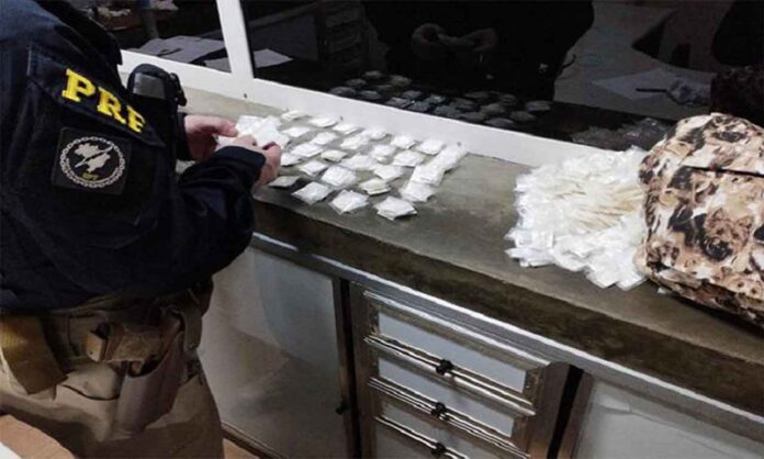 Sem Título-6 Drogas estavam em um ônibus de viagem que seguia de São Paulo para a Bahia; Dono da droga não foi identificado pela PRF