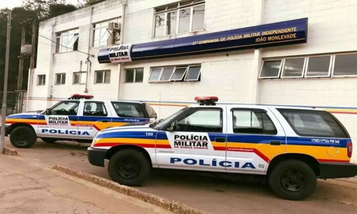 Sem Título-8 Três adolescentes foram detidos pela Polícia Militar após denúncia anônima informar que eles espancavam homem na Avenida Getúlio Vargas, em Carneirinhos; Assaltantes tentaram levar o celular da vítima - Menores apreendidos