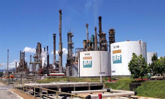 Na variação acumulada no ano na venda para as distribuidoras, redução de R$ 0,27 no preço por litro de gasolina e de R$ 0,44 pelo litro de diesel