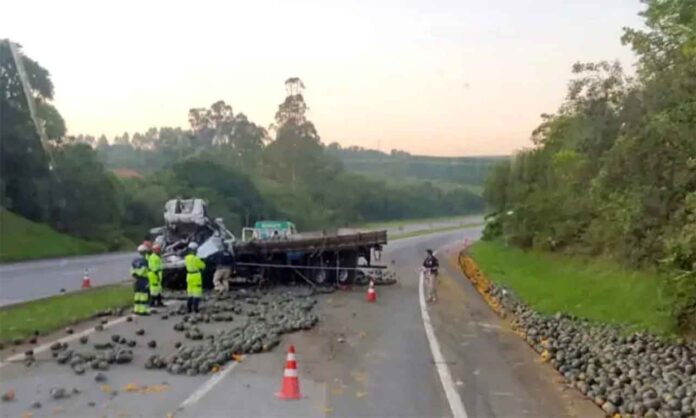 Motorista de caminhão perdeu a vida em colisão com carreta, em Santo Antônio do Amparo; Em João Monlevade, veículo de carga tombou e derramou óleo na pista - Acidentes