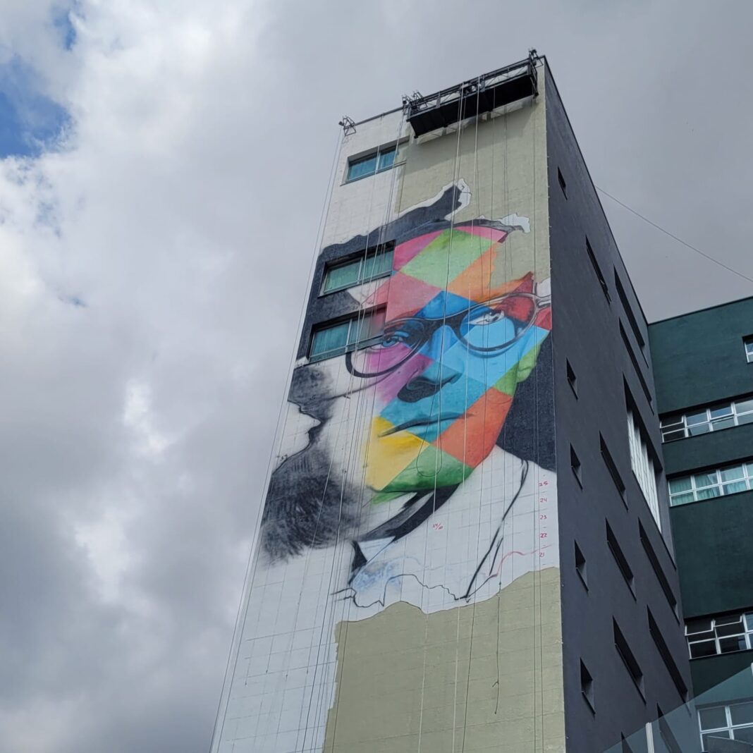 Intervenção é feita por Kobra, um dos maiores grafiteiros do mundo, e faz parte da Mostra de Arte Pública que será realizada na cidade até dia 15 de outubro - Drummond