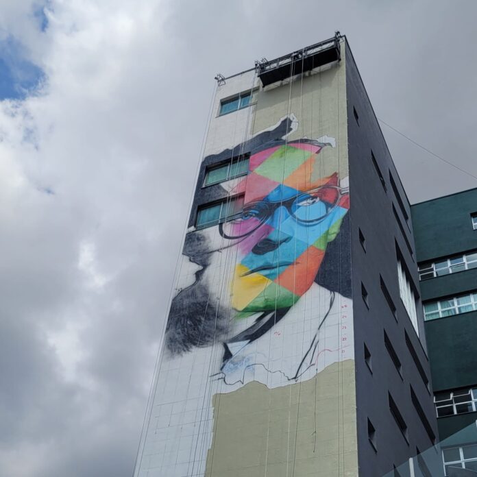Intervenção é feita por Kobra, um dos maiores grafiteiros do mundo, e faz parte da Mostra de Arte Pública que será realizada na cidade até dia 15 de outubro - Drummond
