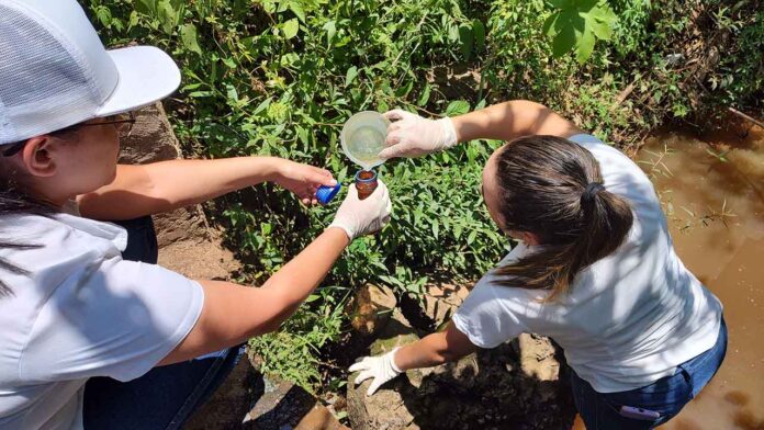 Amostra de água foi colhida e enviada para análise - Foto Saae Itabira Parecer técnico emitido por Núcleo de Emergência Ambiental informou que parâmetros químicos relacionados a derivados de petróleo estão em concentrações inferiores aos valores máximos permitidos - água
