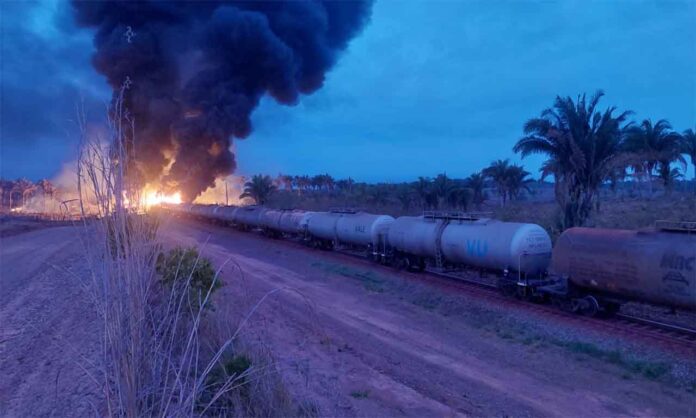 Sem Título-1 Composição de 42 vagões descarrilou e incêndio consumiu vários deles; Mineradora apura causas do acidente