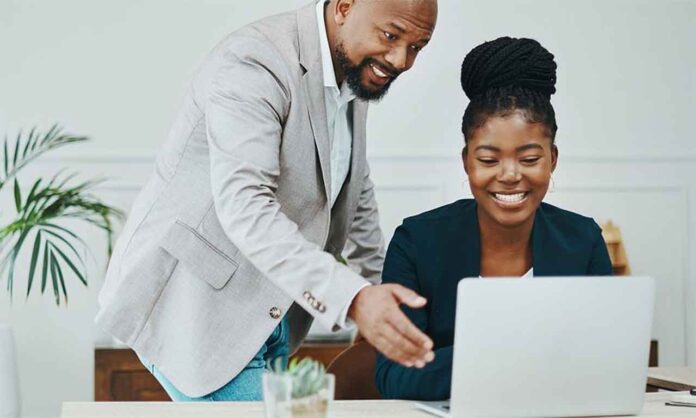 Sem Título-1 O líder tem uma capacidade criativa que o diferencia dos normais e por isso consegue induzir sua equipe de trabalho a desenvolver, também, atitudes criativas que contribuem para consolidar os negócios