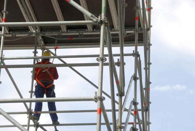 Montagem e utilização de andaimes em atividades de mineração são tarefas que exigem um alto nível de competência, atenção aos detalhes e rigor nos procedimentos de segurança
