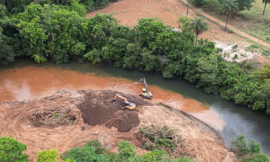 Sem Título-13 Trabalhos no leito do rio já resultaram na retirada de cerca e 5 mil metros cúbicos de material que está sendo reaproveitado na reparação de vias