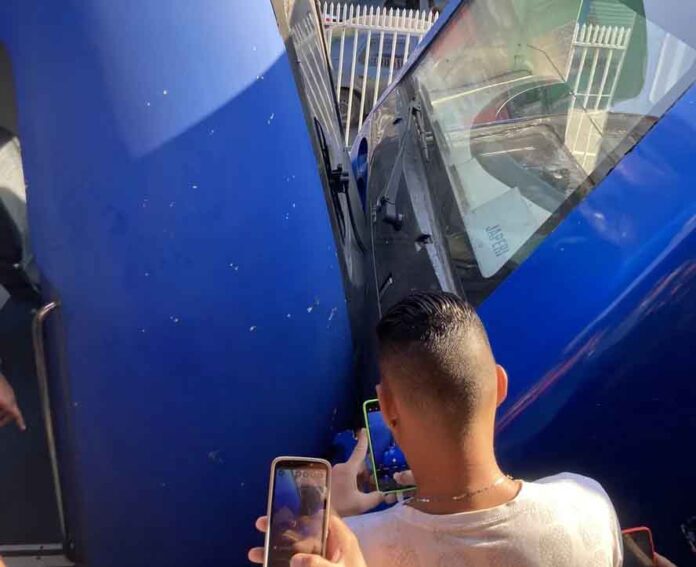 Composições da Supervia se chocaram na estação de Madureira, na zona norte da cidade; passageiros tiveram ferimentos leves; Colisão não afetou operação das linhas