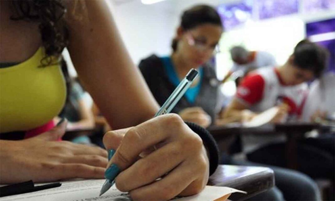 Ministro Camilo Santana classificou ocorrências como problemas pontuais; Mais de 4 mil candidatos foram eliminados por cometerem irregularidades; Enem terá mais provas no próximo domingo